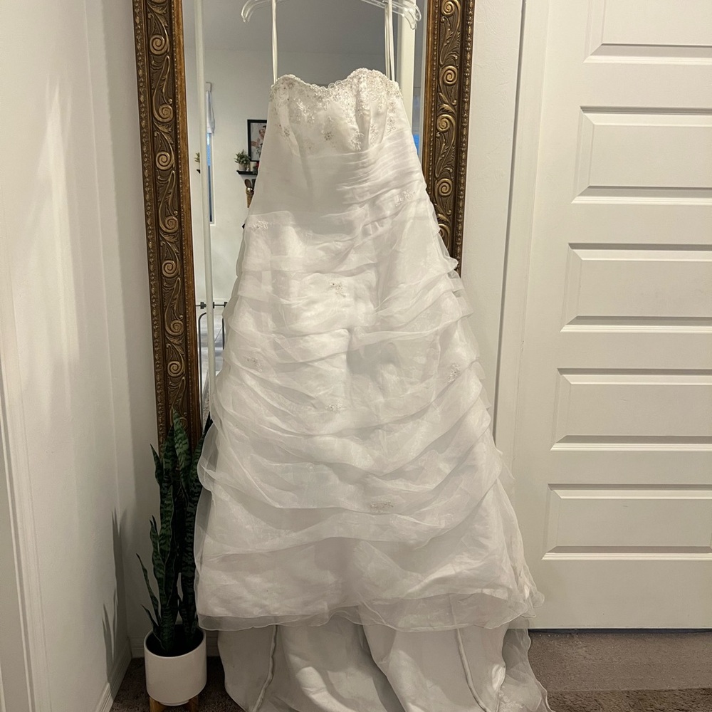 David’s bridal 9L9479 wedding gown - Picture 6 of 17